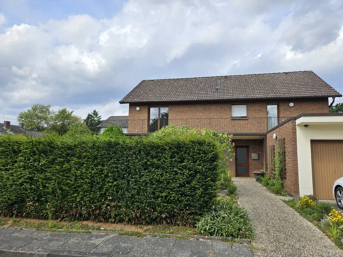 Freistehendes Einfamilienhaus in ruhiger Wohnlage mit Garten und Doppelgarage