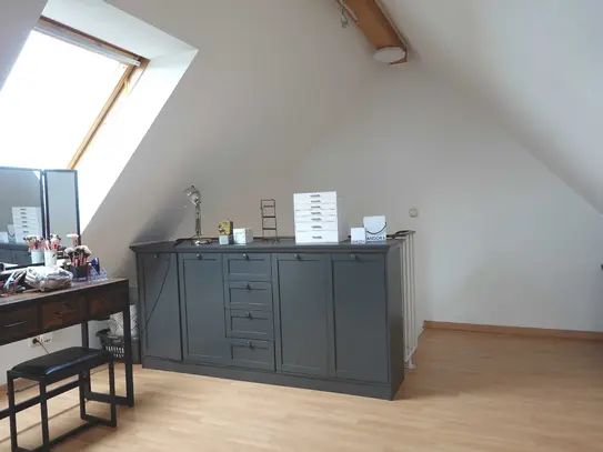 Hübsche 2-Zimmer-Maisonette im Dachgeschoss mit Westbalkon!