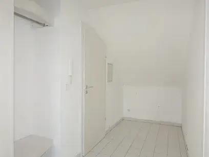 Gepflegte ca. 89 m² große DG-Wohnung mit großem Wohn-/Esszimmer, Tageslichtbad und PKW-Stellplatz