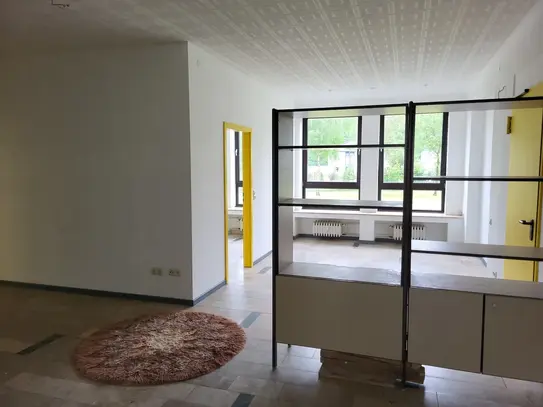 Helle 2 Zimmer Wohnung (Hochpaterre) zur Miete mit Balkon in ruhiger Wohngegend!