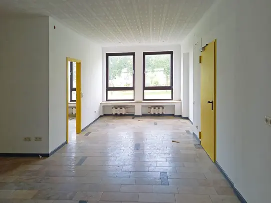 Helle 2 Zimmer Wohnung (Hochpaterre) zur Miete mit Balkon in ruhiger Wohngegend!