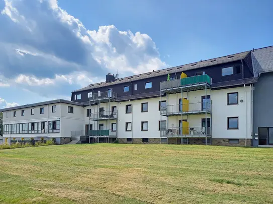 Helle 2 Zimmer Wohnung (Hochpaterre) zur Miete mit Balkon in ruhiger Wohngegend!