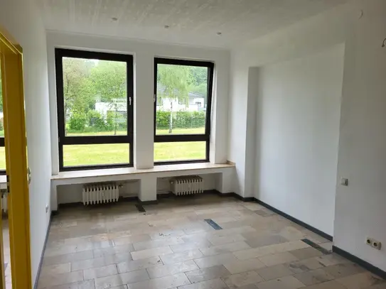 Helle 2 Zimmer Wohnung (Hochpaterre) zur Miete mit Balkon in ruhiger Wohngegend!