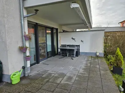 Möbliert & rollstuhlgerecht: moderne EG-Wohnung mit Terrasse & Garten zu vermieten