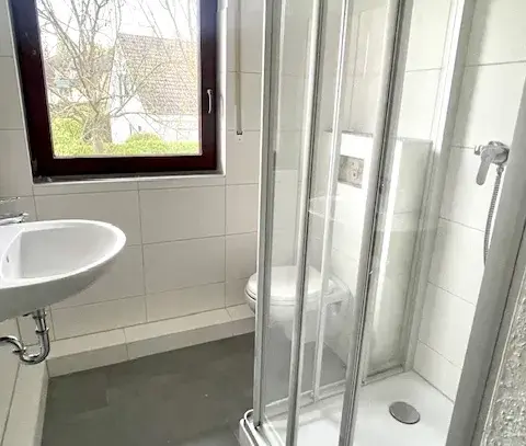 Ideal für 2 Personen! Attraktive 3,5-Zimmer-Wohnung im 1.Obergeschoss mit 2 Bädern und Balkon