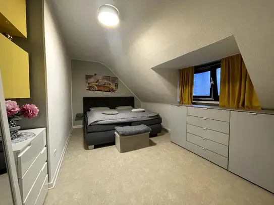 NAHE HELIOS: GEMÜTLICHE 2-ZIMMER-DG-WOHNUNG MIT BALKON ZU VERMIETEN!