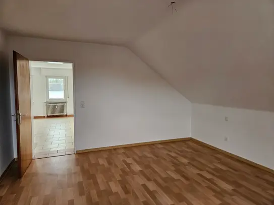 Moderne Dachgeschosswohnung im Grünen