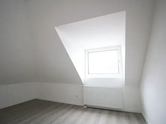 FRISCH RENOVIERTE 2-ZIMMER DACHGESCHOSS WOHNUNG ZU MIETEN!