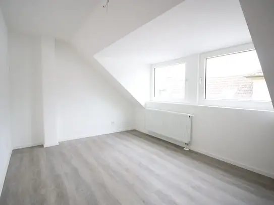 FRISCH RENOVIERTE 2-ZIMMER DACHGESCHOSS WOHNUNG ZU MIETEN!