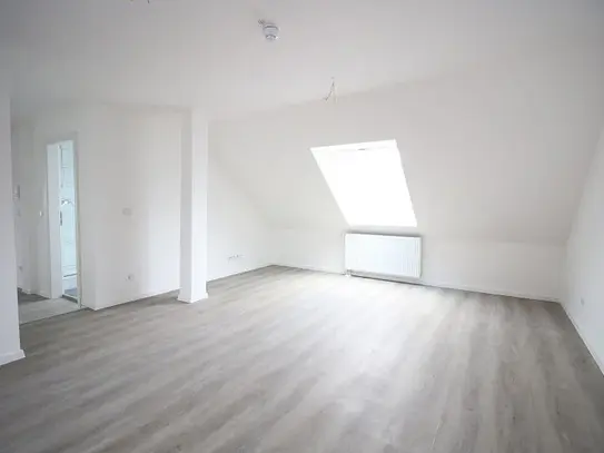 FRISCH RENOVIERTE 2-ZIMMER DACHGESCHOSS WOHNUNG ZU MIETEN!