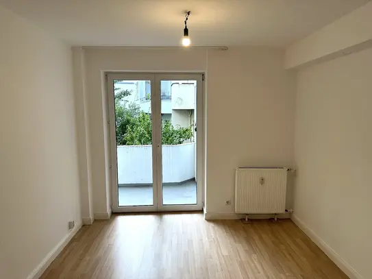 Düsseldorf-Düsseltal! Frisch renovierte 3-Zimmer-Balkonwohnung mit PKW-Stellplatz!