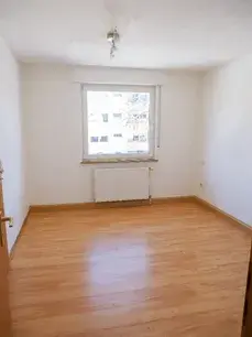 Renovierte 2- Zimmerwohnung mit eigenem Eingang, Balkon, Einbauküche und PKW- Stellplatz