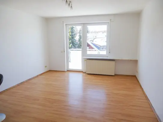 Renovierte 2- Zimmerwohnung mit eigenem Eingang, Balkon, Einbauküche und PKW- Stellplatz