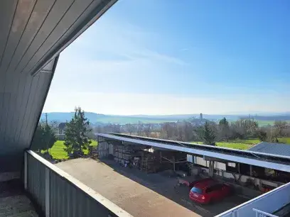 Dachgeschosswohnung mit Balkon und traumhaften Ausblick ins Grüne!