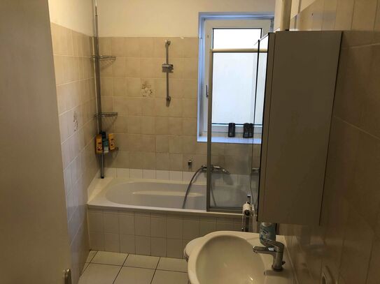 SHARED FLAT: Spacious studio in excellent location