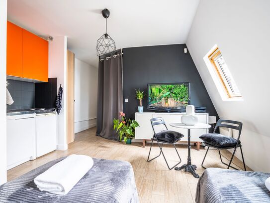 Bright studio in Neuilly