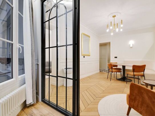 Superb flat for 2 people ideally located in the chic Odeon district on the Rive Gauche in Paris.