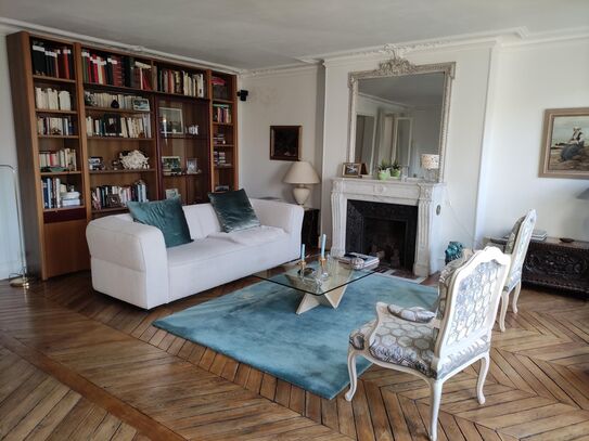 Bright and spacious apartment in the heart of Paris