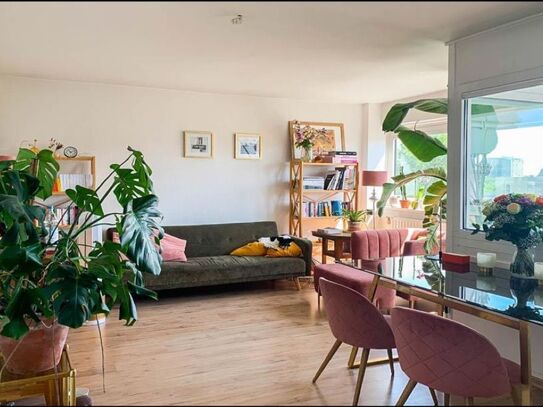 Sehr helle 2-Zimmer Wohnung mit Balkon neben Berliner Galerie