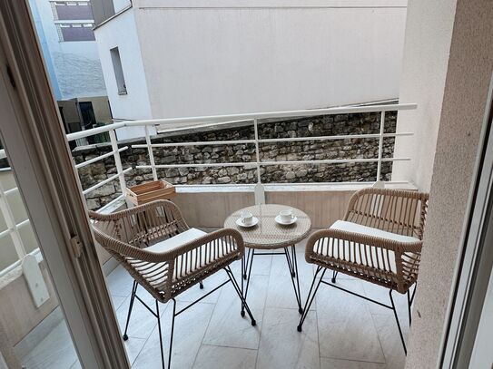 Charming New Studio with Balcony, 2 Minutes from the Metro