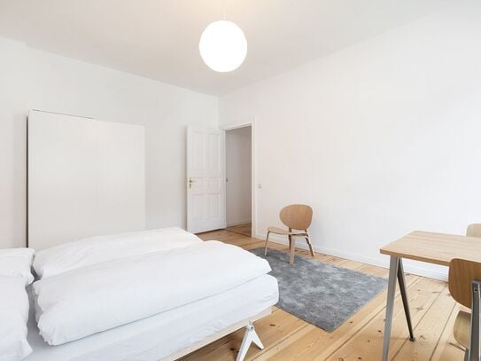 One room apartment in a stunning renovated building at Prenzlauer Berg, Bötzowkiez