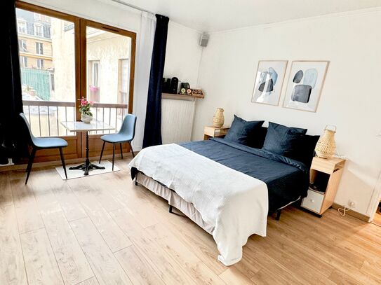 Peaceful Haven in the Marais for Young Professionals, couples and Expats in Paris – Separate Office, Full Bathroom with…