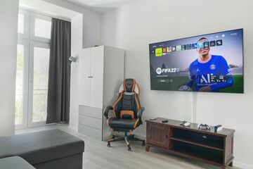 Gamer Wohnung PS5 & 65 zoll smart TV Apartment für Gaming Fans mit Balkon