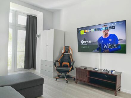 Gamer Wohnung PS5 & 65 zoll smart TV Apartment für Gaming Fans mit Balkon