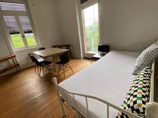 High-quality apartment in an old building in Frankfurt (near the trade fair)