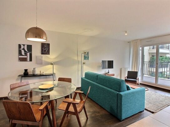 Modern Levallois apartment near offices and park with private parking and terraces.