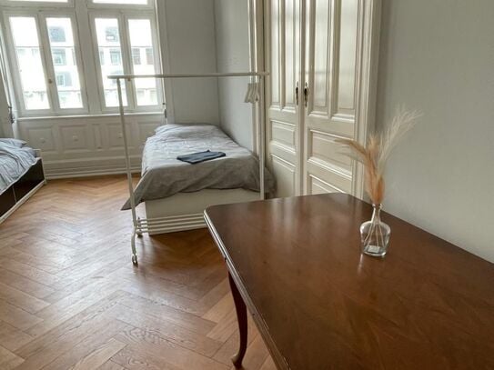 Room in high-quality apartment in old building in Frankfurt (near trade fair)