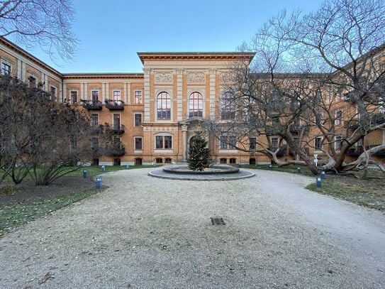 2-room apartment with 2 balconies, in a monument in Kreuzberg