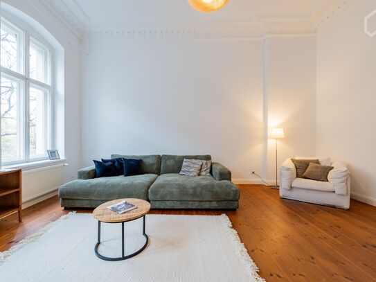 Exclusive Berlin Altbau Apartment at Kollwitzplatz – Designer Furnishings, Spacious Layout, and Quiet Location