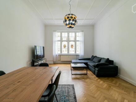 Wunderschöne sanierte 2 Zimmer Altbauwohnung in Ku'damm Seitenstrasse