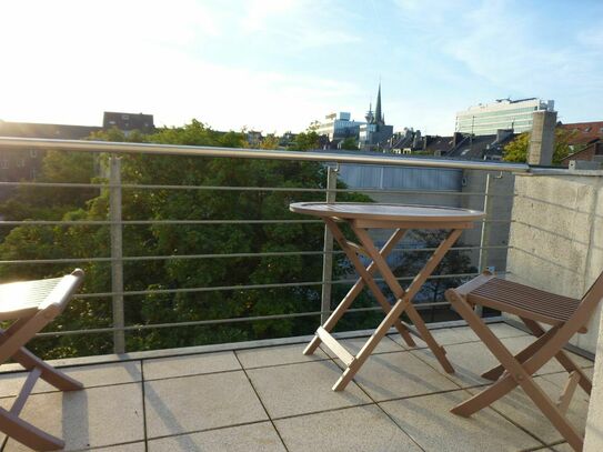 Sehr schönes Apartment mit Süd-Balkon und hohen Decken in zentraler Lage