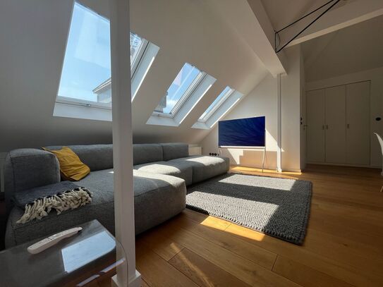 Dreamlike living in the heart of Frankfurt: Bright 2-room attic apartment in top location with lush light incidence, Fr…