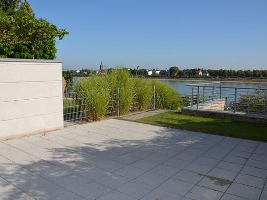 Centrally located luxury apartment on the banks of the Rhine