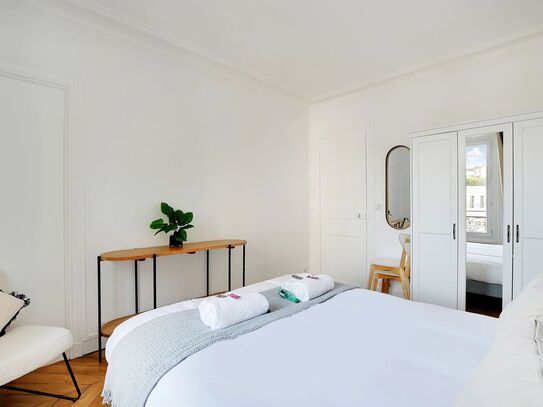 Very nice flat completely refurbished and decorated with taste, located in the heart of the 11th district of Paris.