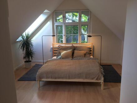 Großzügige Dachgeschoßwohnung mitten im grünen Dahlem | Spacious apartment in the green Dahlem