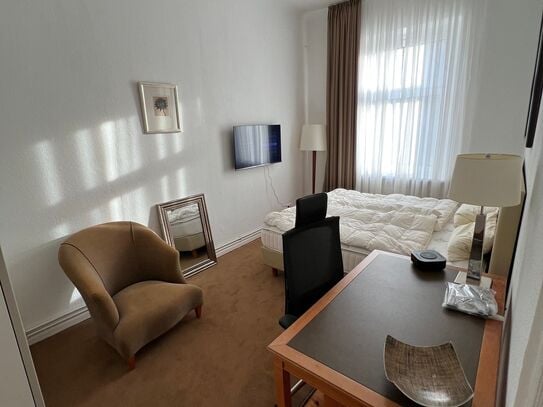 Highe-nd 2 Bedroom Apartment with a Loggia facing the park (Alt-Tempelhof)