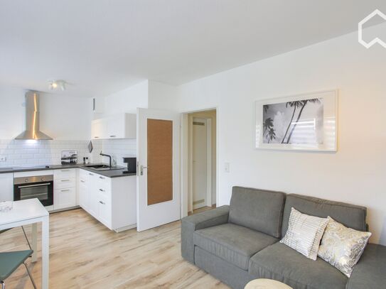 Bright, modern Apartment 15 mins from Cologne centre by train (car park optional)