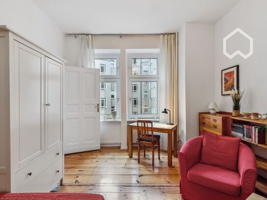 Beautiful, bright, quiet flat directly on the Landwehr Canal