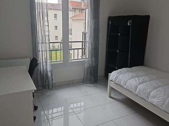 A Room 10 minutes from saint Lazare station