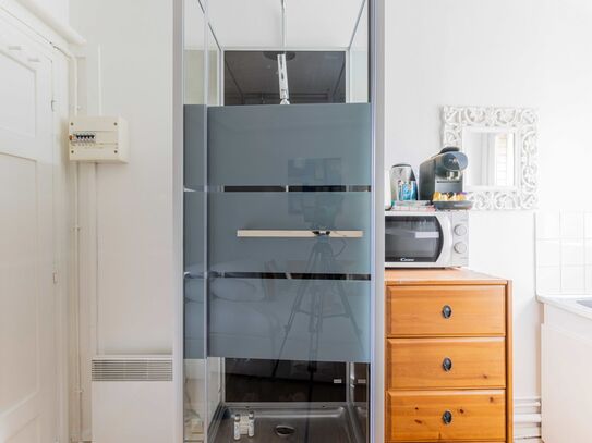 Cozy Studio in Paris' 16th District with Kitchenette and High-Speed Internet