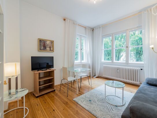 Very sunny and cosy apartment with balcony to green area, near FU and S1 Sundgauer Str.Station