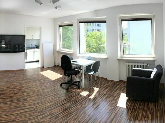 Helles, großzügiges Studio Apartment in München mit viel Licht und gute ÖPNV Anbindung