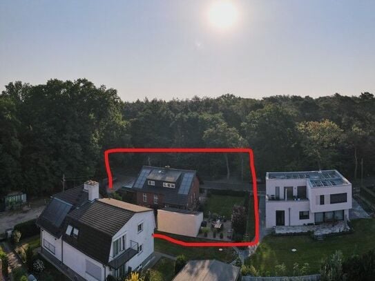 Haus im Grünen umgeben von Wald und Wasser