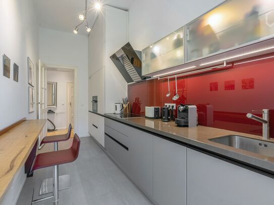 Stylish apartment with own garden and all new furniture/kitchen. Fabulous location right by Charlottenburg Castle & par…