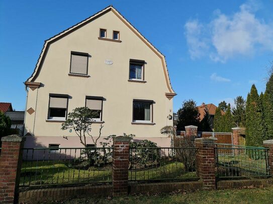 frisch renovierte Wohnung im Zweifamilienhaus im Grünen. Der Regionalbahnhof ist fußläufig erreichbar.