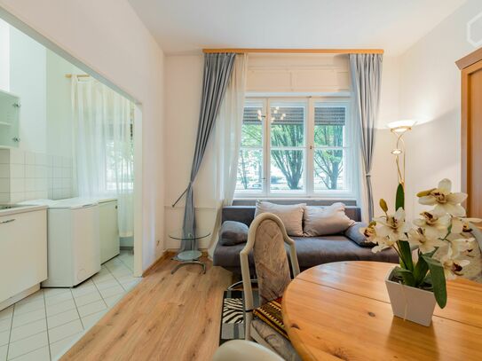Helles und ruhiges 2 Zimmer Altbau-Apartment mit Balkon zur Grünanlage nahe S-Bahn und FU